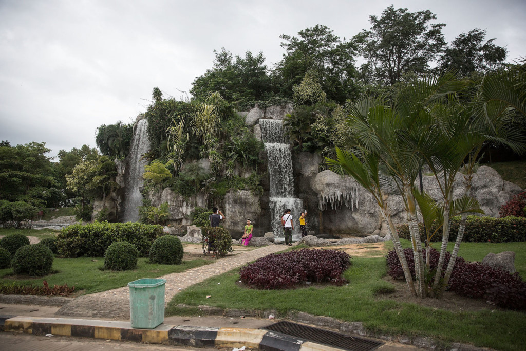 Thủ[-]đô[-]rộng[-]lớn[-]mà[-]vắng[-]bóng[-]cư[-]dân[-]ở[-]Myanmar